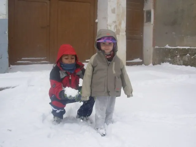 Niños jugando en la nieve - Imagui