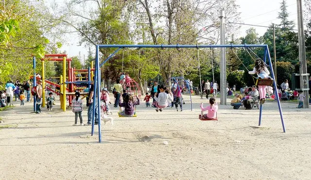 Niños jugando en Parque Quinta Normal | Barrio Matucana