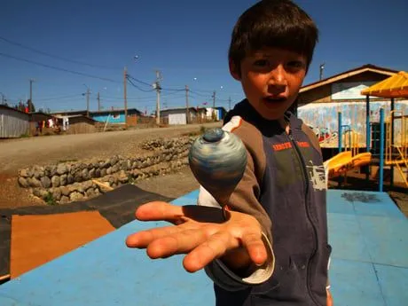 Niños jugando trompo - Imagui