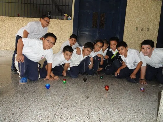 Niños jugando trompo - Imagui