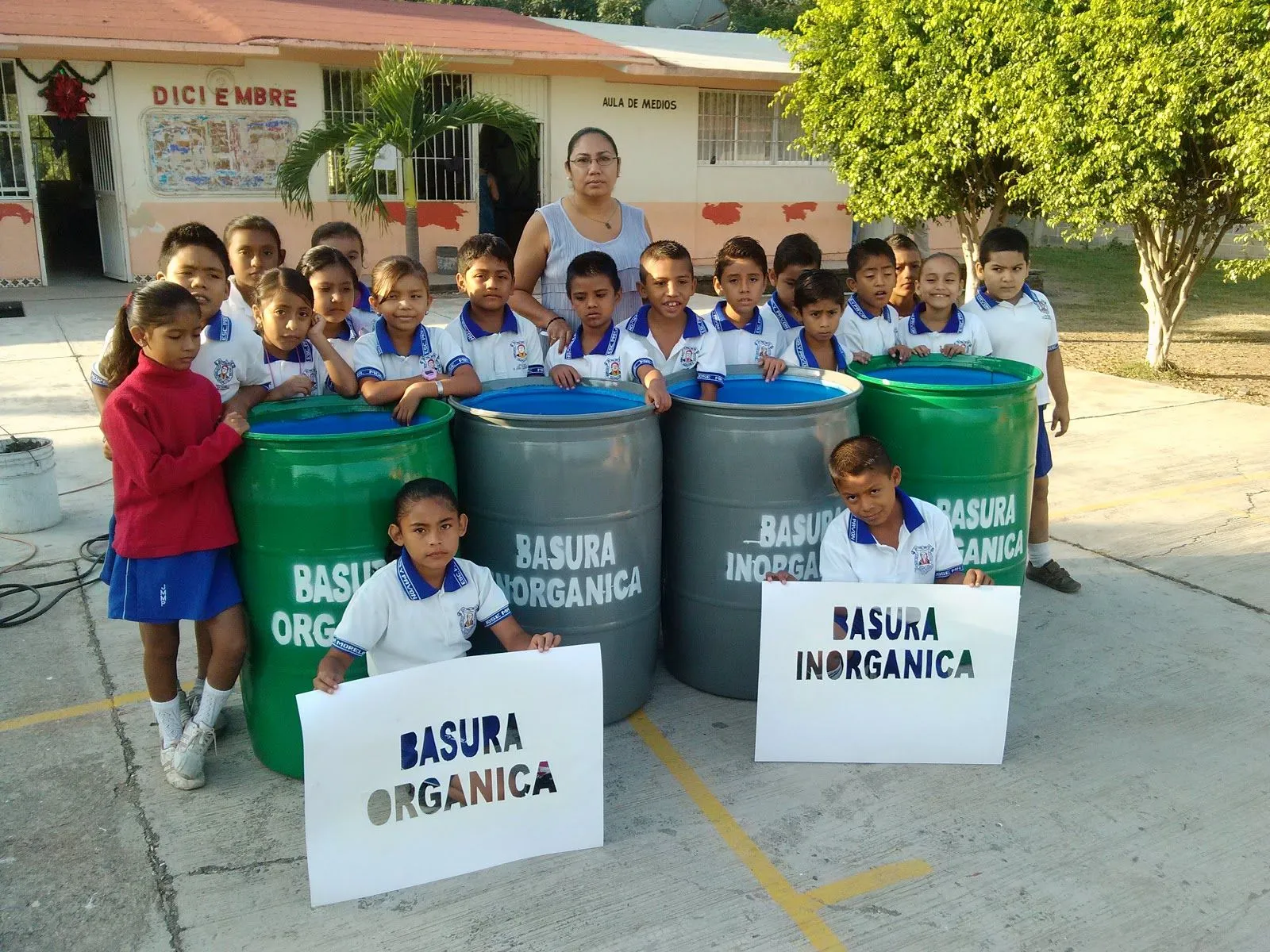 NIÑOS LIMPIANDO EL MUNDO