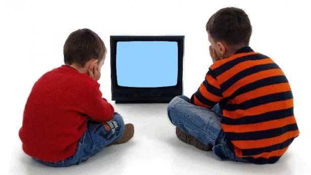 Niños mirando televisión - Imagui