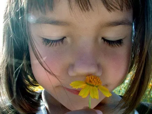 Imagenes de niñas oliendo una flor para colorear - Imagui