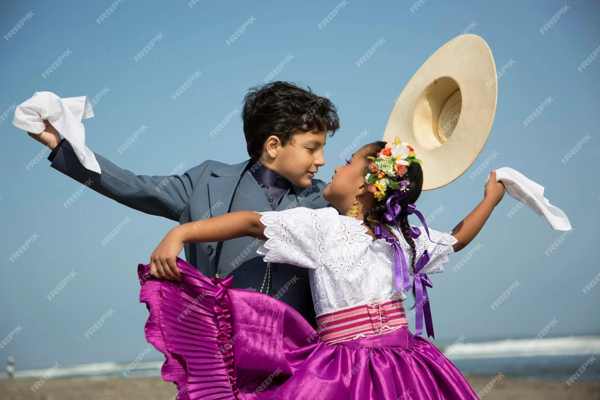 Niños pequeños bailando marinera en huanchaco trujillo lima perú | Foto  Premium