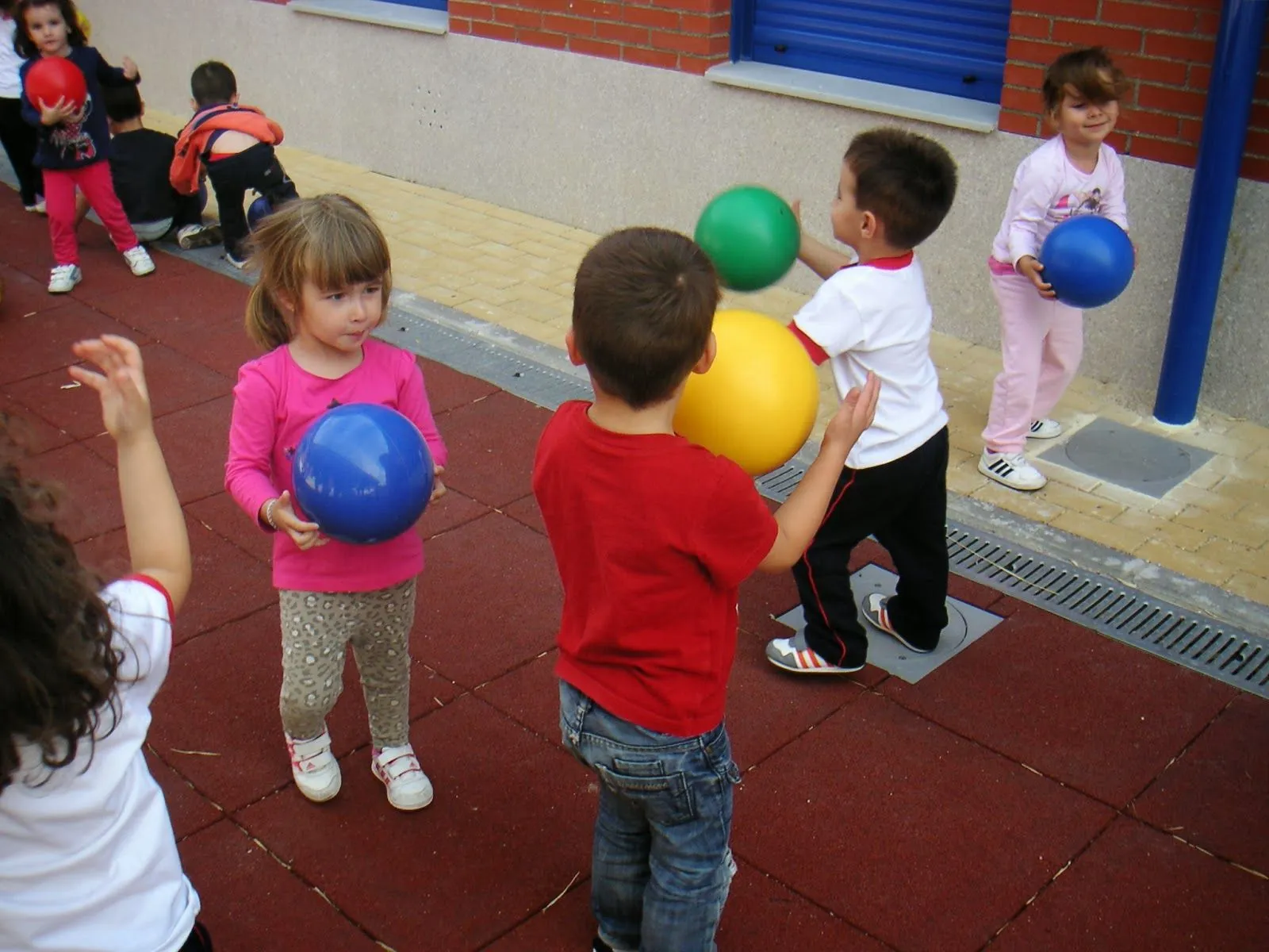 NO SIN MIS NIÑOS: PSICOMOTRICIDAD: SESIÓN CON PELOTAS