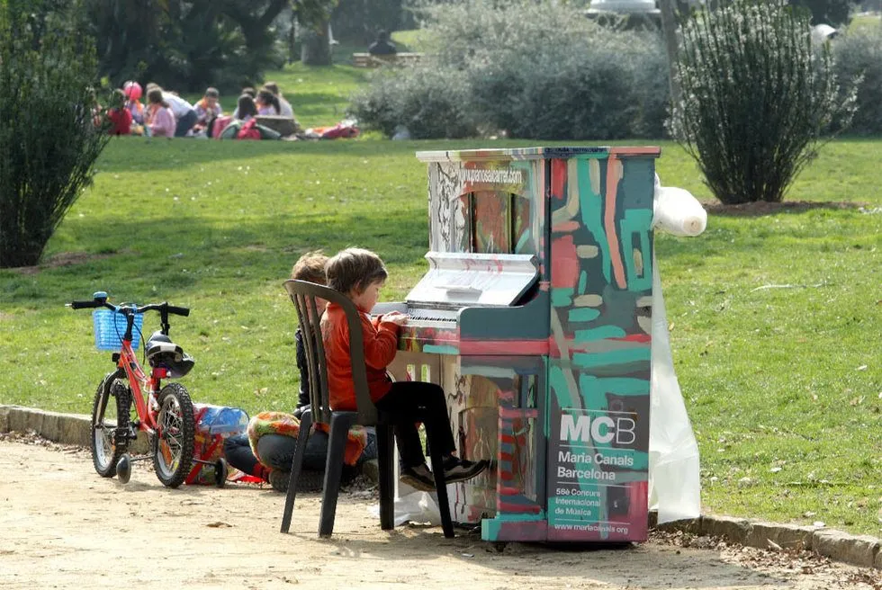 Dos niños tocando un piano - ELPAÍS.com