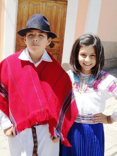 Niños con vestimenta típica de Cangahua - Pichincha - Ecuador ...