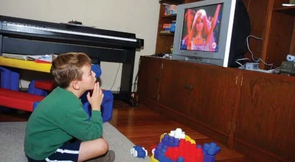 Niños viendo televisión animados - Imagui