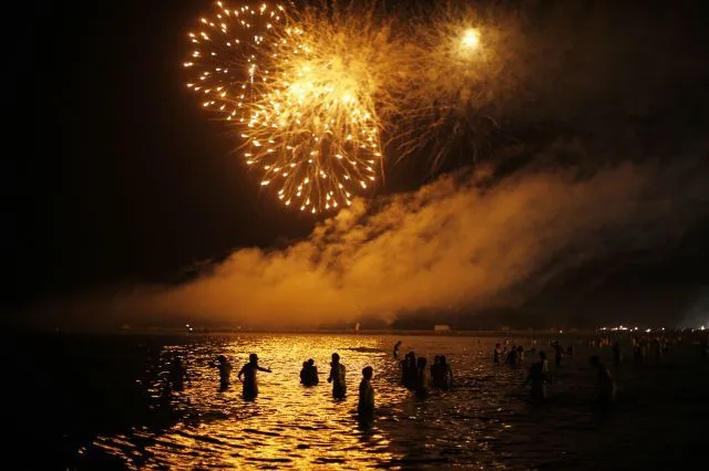 Noche de San Juan: Baño en la playa y fuegos artificiales en ...