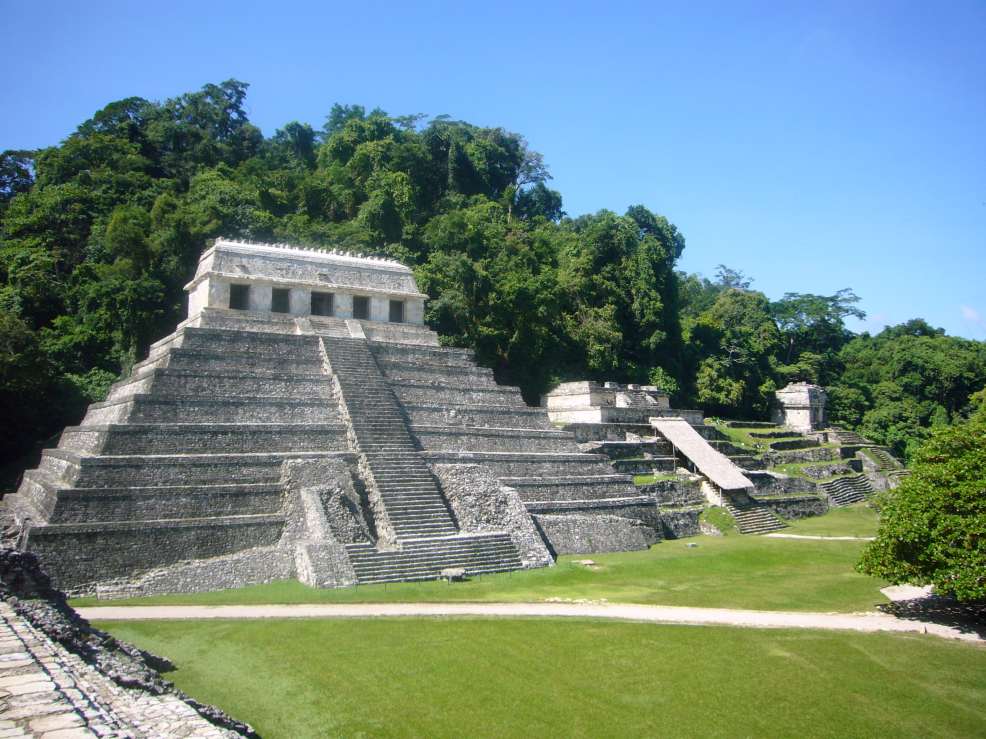 BUENAS NOCHES Y BUENA SUERTE: PIRÁMIDES MAYAS vs PIRÁMIDES EGIPCIAS