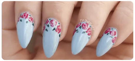 NOTD: Uñas de primavera color celeste decoradas con rosas. - Paperblog