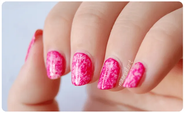 NOTD: Uñas rosas marmoleadas con plástico transparente o Saran ...