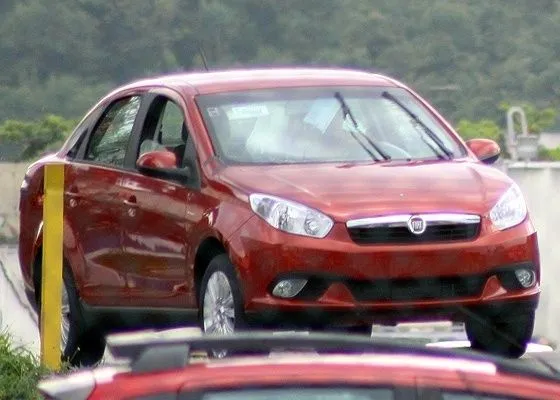 Novo Fiat Siena, que será 1.4 e 1.6, é flagrado sem nenhum ...