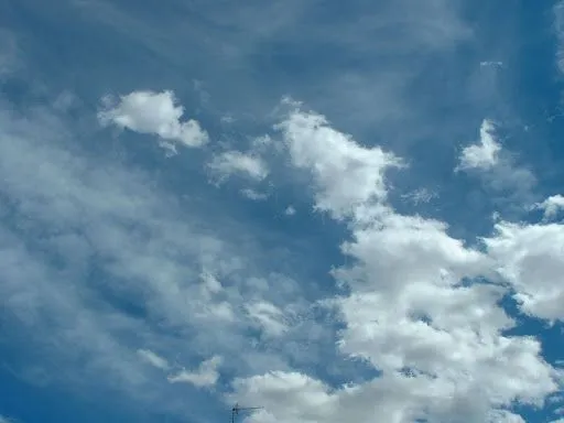 Nubes blancas sobre cielo azul