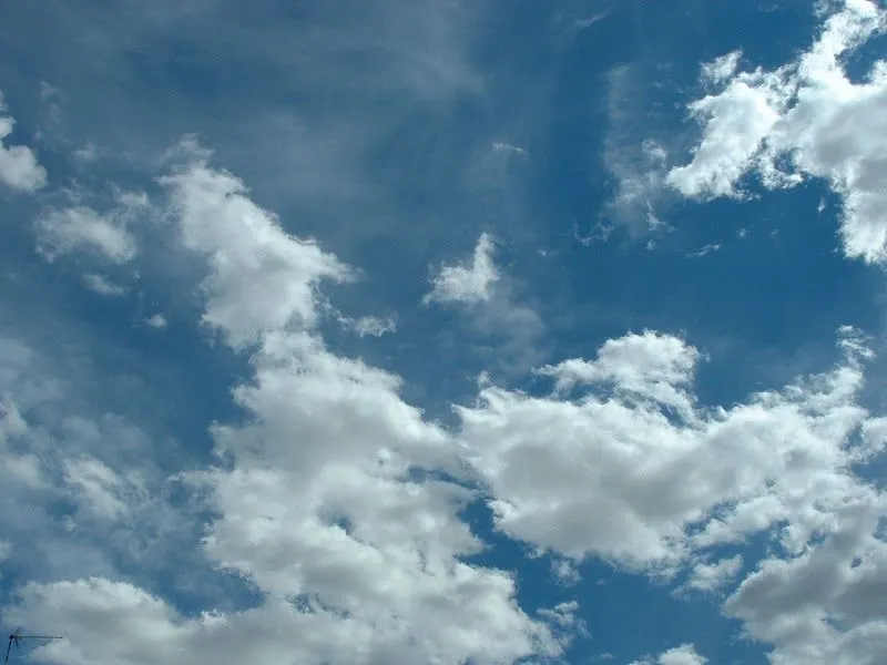 Nubes blancas sobre cielo azul profundo.