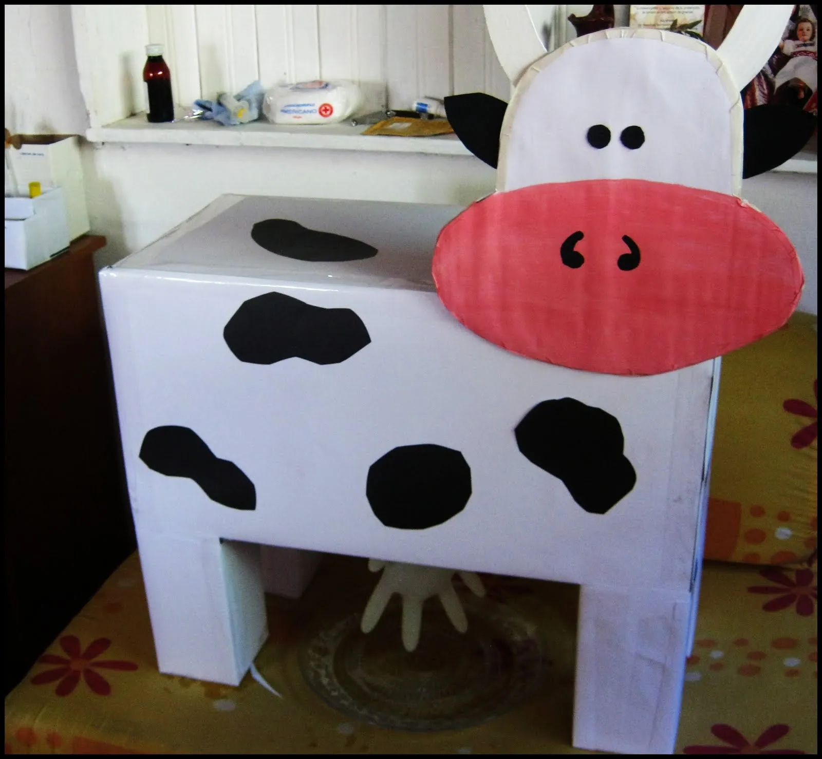 Nunaideas para peques: Vaca para ordeñar, con materiales reciclados.