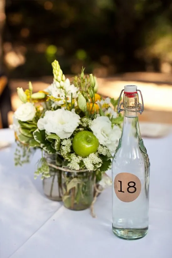 oh!myWedding: Botellas de agua en los centros de mesa