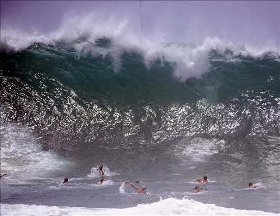 Olas gigantes en la playa Newport, California (EEUU) | Qué.es