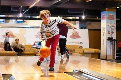 One Direction Chile: Los chicos jugando a los bolos