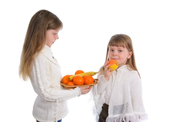 onur rekreasyondos niñas alegres con fruta — Foto stock © McAndy ...