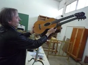 Pablo de la Cruz prueba las guitarras de Laprebotte y Benito Campo en ...