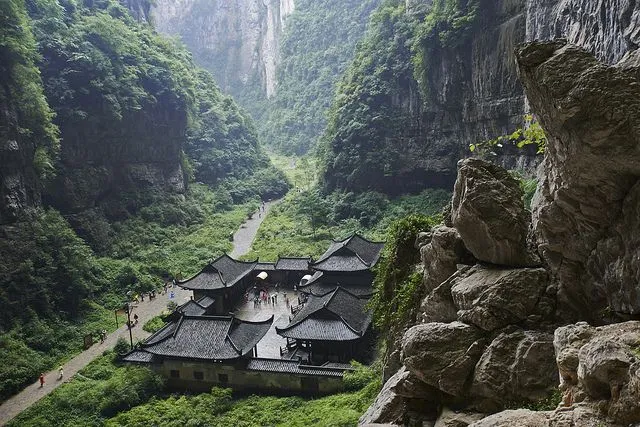 Un paisaje karst con tres puentes naturales gigantes en China ...