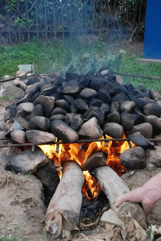 La palabra Pachamanca proviene de los vocablos quechuas “pacha” y “manca”,  traducidos “tierra” y “olla”, lo que quiere decir “olla de tierra”,… |  Gastronomia, Manca