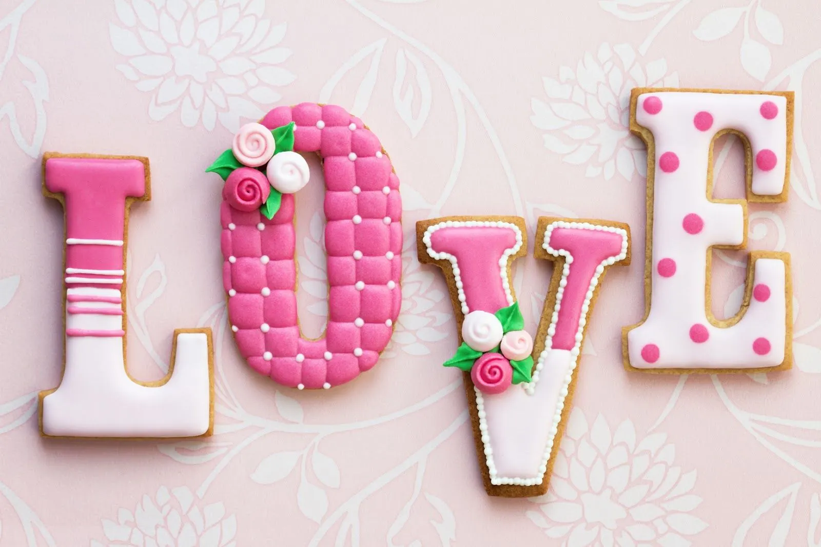 Palabra "LOVE" en letras de galleta con crema de colores | Banco ...