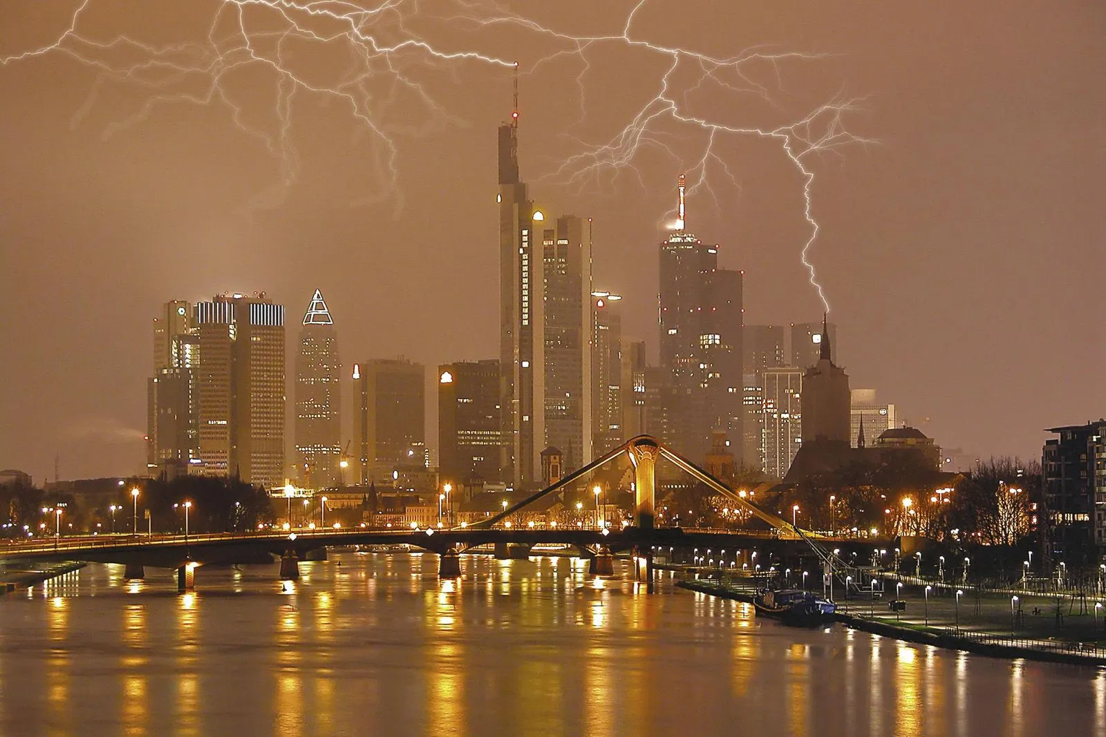 pantalla de tormenta electrica donde se ve como lo rayos caen sobre ...