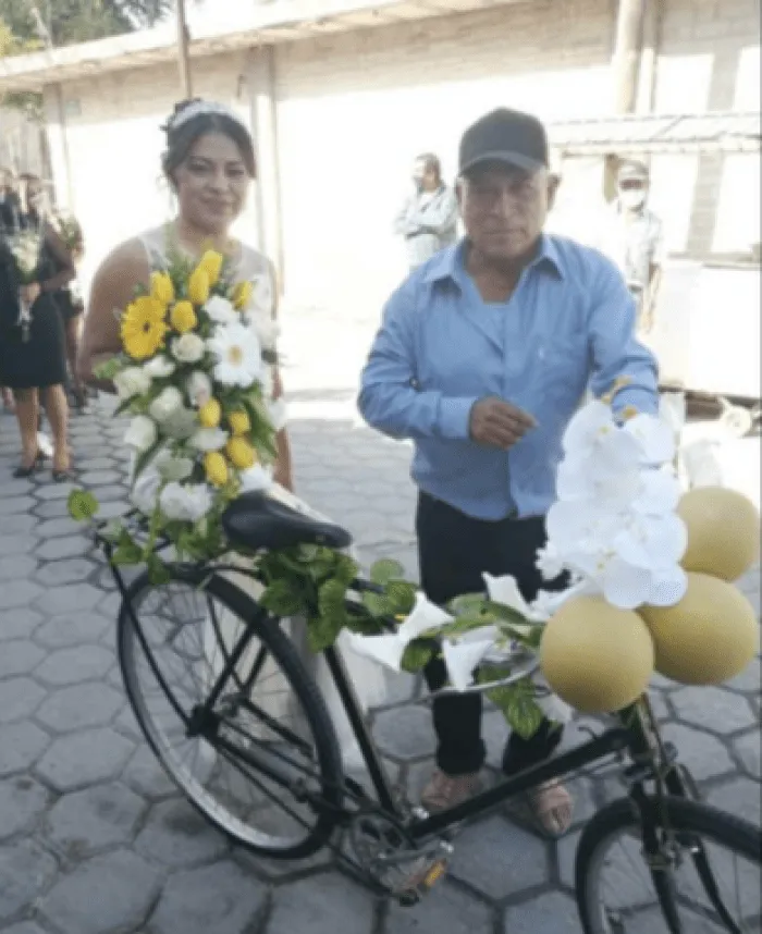 Papá decora bicicleta para llevar a su hija al altar y la FOTO conmueve en redes - Zona Franca