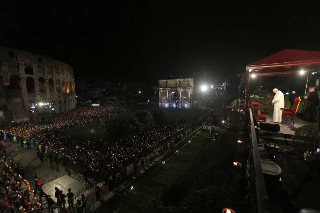 Papa Francisco encabeza su 1er vía crucis en Roma - Yahoo! News