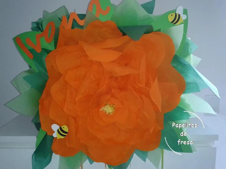 Papelitos de fresa: Piñata flor