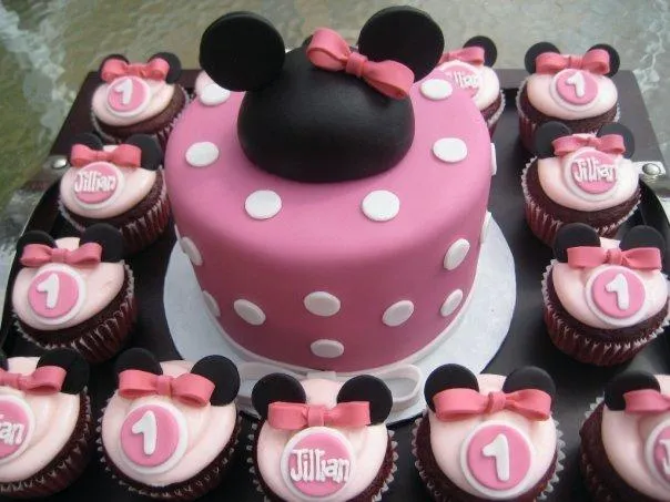 Paraiso de Sabores: Torta y ponques decorados de minnie mouse