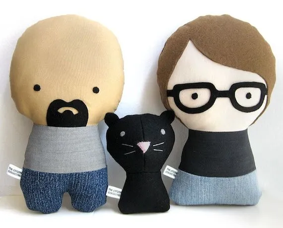 Pareja de muñecos personalizados con gato. por citizenscollectible