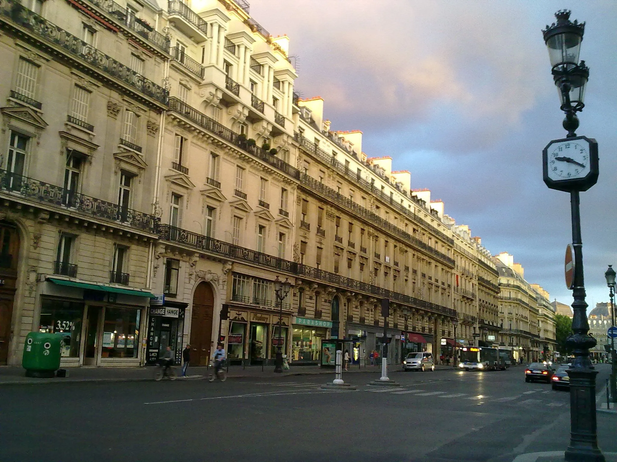 París de noche. Avenida de la Opéra, 2ème. Arrondissement