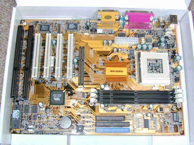 Partes de la placa base de un PC ordenador clónico o computadora.