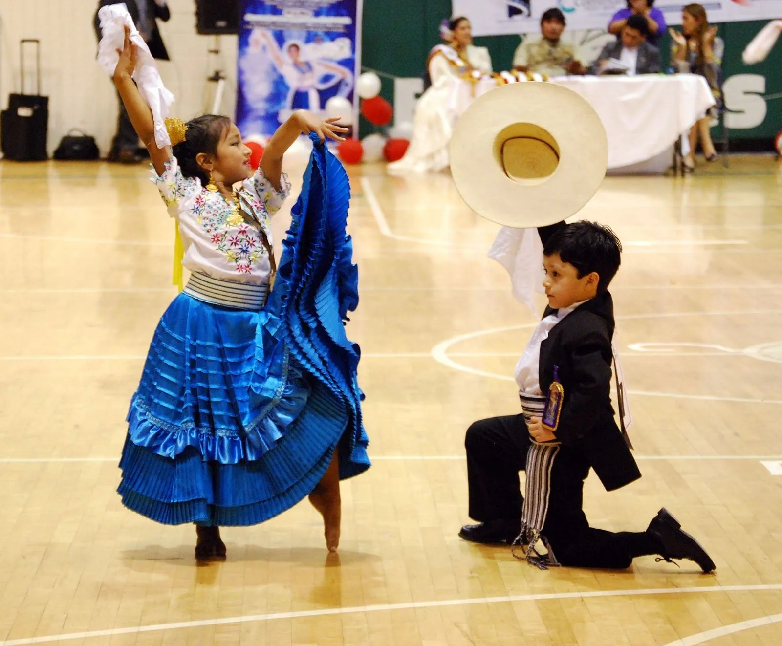 Dibujos de niños bailando marinera - Imagui