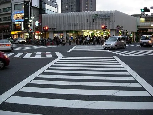 Paso de cebra con forma de cruz – Kirai – Un geek en Japón