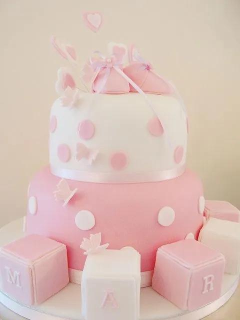 Pastel para baby shower con zapatitos y dados de colores en ...