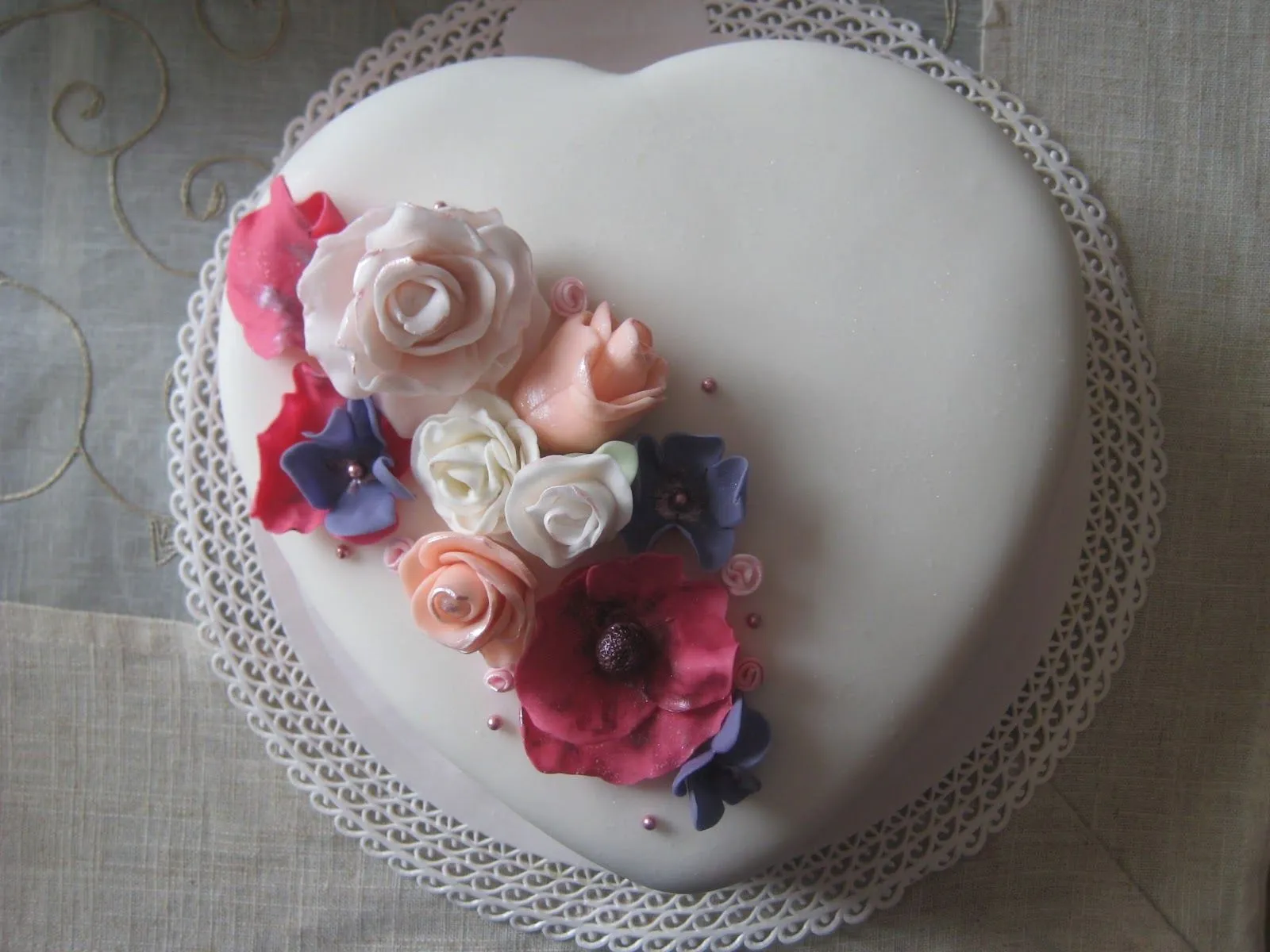 Pastel de boda fondant: corazones con flores | La olla creativa de ...