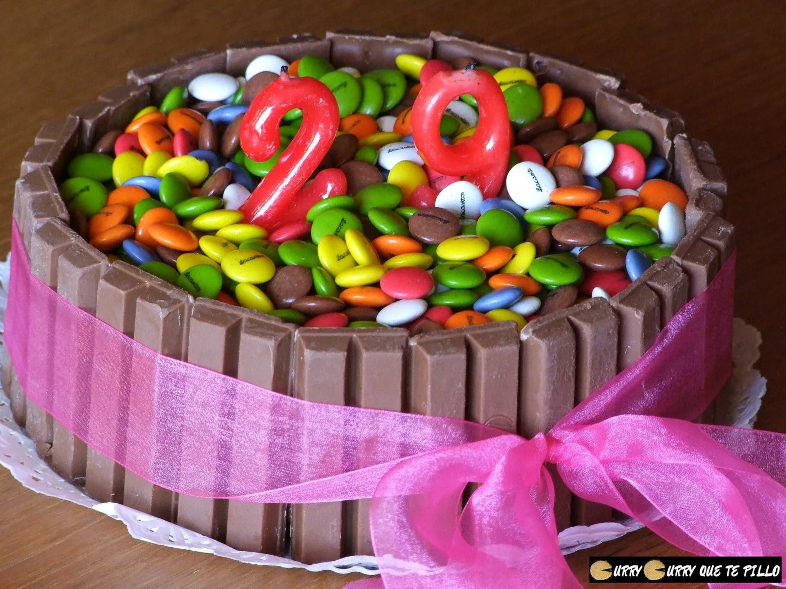 Pastel de cumpleaños con lacasitos