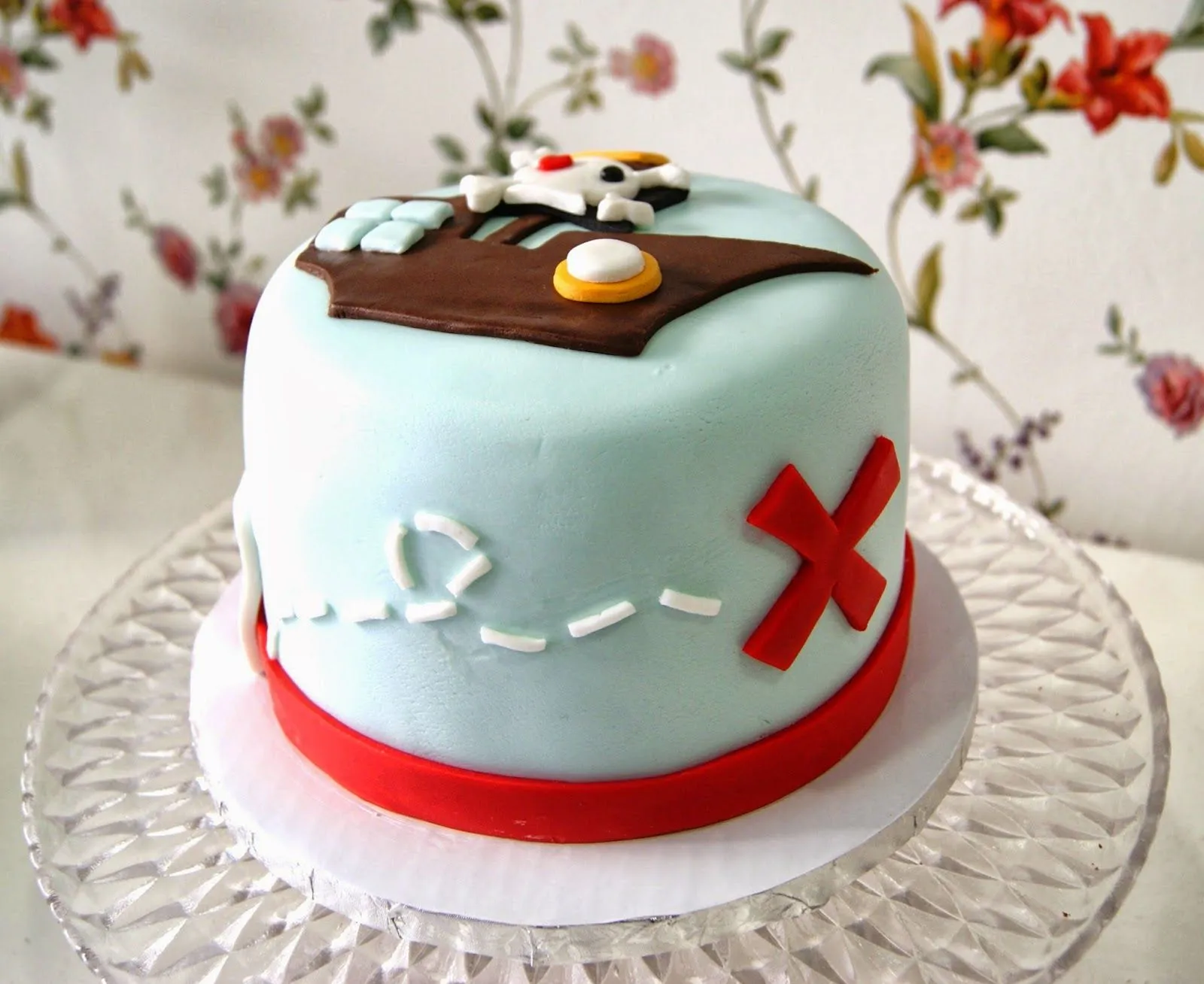 Pastel de fondant y cupcakes de piratas para cumpleaños! | Sibarum ...