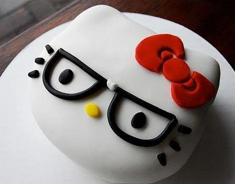 Cómo hacer un pastel de Hello Kitty para un cumpleaños 10
