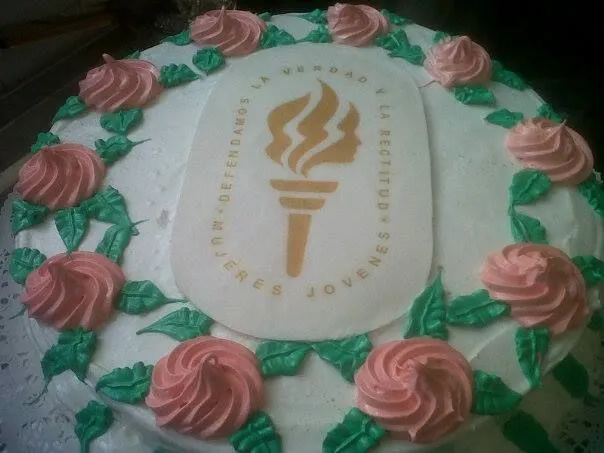 Pastel (torta) con emblema de la organización de Mujeres Jóvenes ...