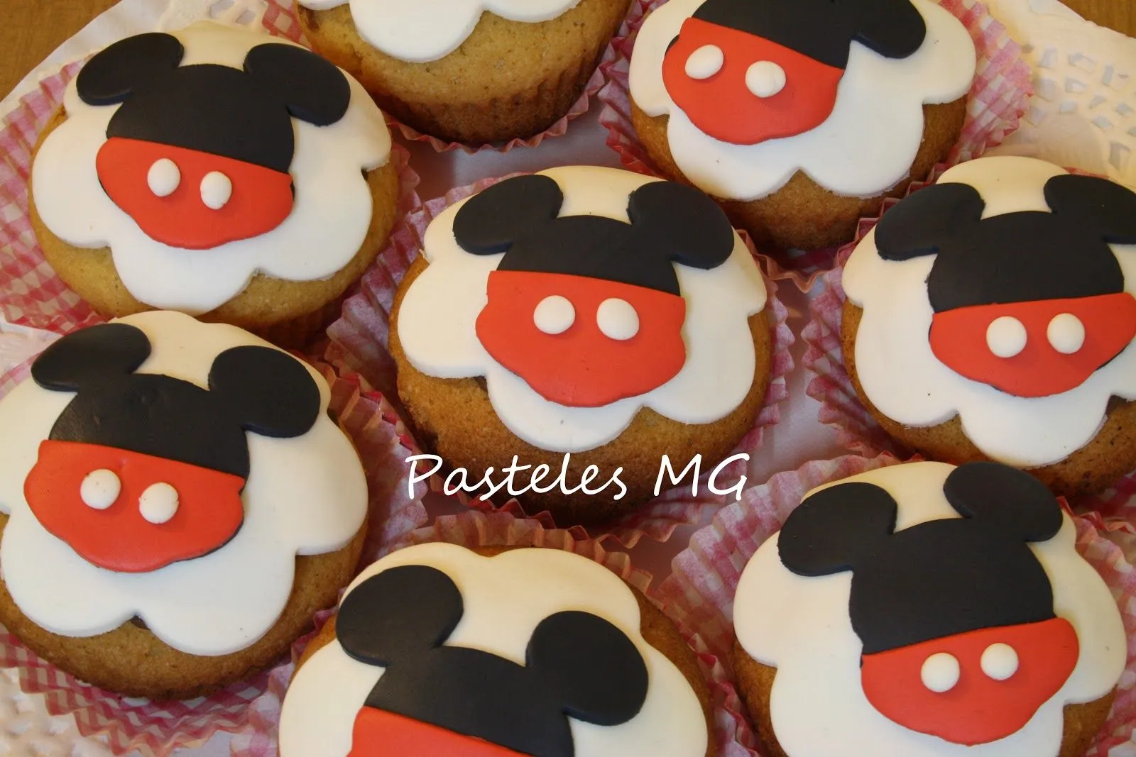 Pasteles MG: Tarta La Casa de Mickey Mouse (y Cupcakes a juego).