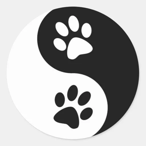 Patas del perro de Yin Yang Etiquetas Redondas de Zazzle.