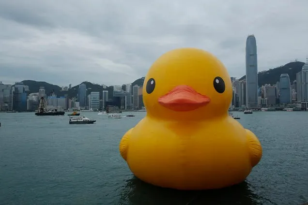 Un patito de goma de 16 metros arriba al puerto de Hong Kong [