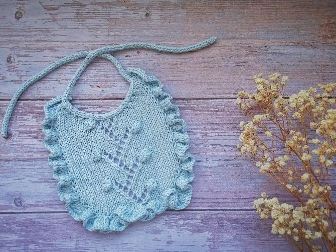 Patrón para tejer a dos agujas el Babero Nube - Tejamos Sonrisas