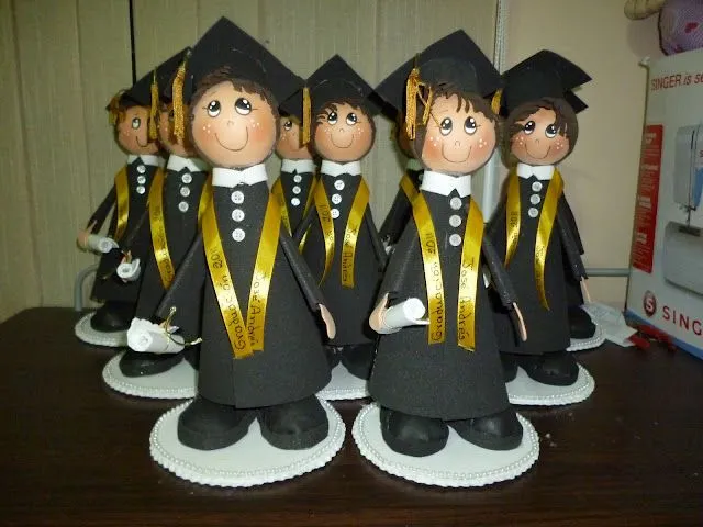 Muñecos en foami para graduaciónes - Imagui