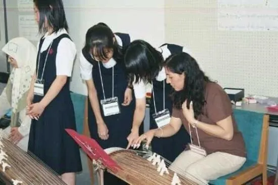 Patty interpretando melodías japonesas en instrumento japonés ...